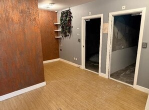 12A The Highway, Beaconsfield to rent Interior Photo- Image 2 of 3