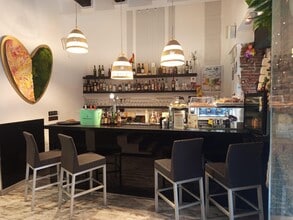 Retail in Madrid, Madrid to rent Interior Photo- Image 1 of 11