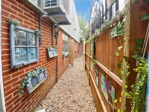 Southview Park, Reading to rent Building Photo- Image 2 of 12