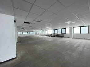 Light Industrial in Champagne-au-Mont-d'Or to rent Interior Photo- Image 2 of 7