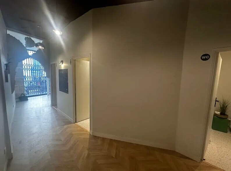Retail in Paris for sale - Interior Photo - Image 3 of 7
