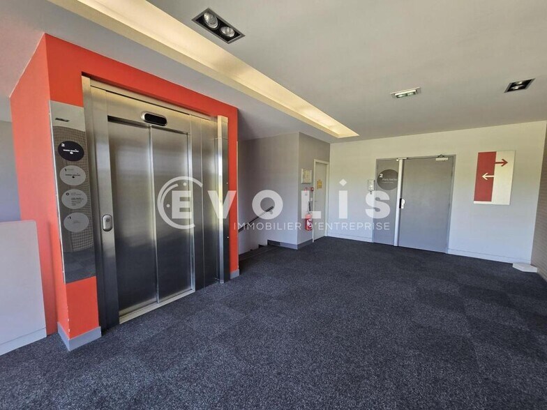 Office in Orsay for sale - Lobby - Image 2 of 9