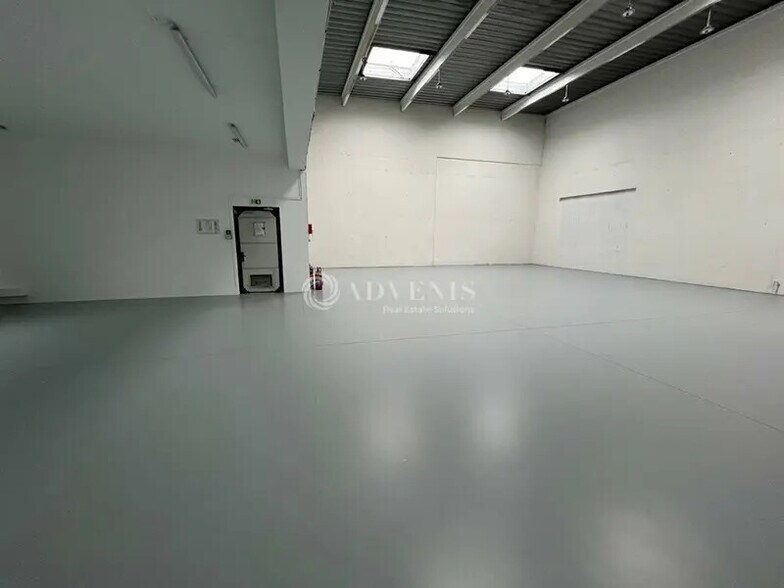 Light Industrial in Champs-sur-Marne to rent - Interior Photo - Image 2 of 5