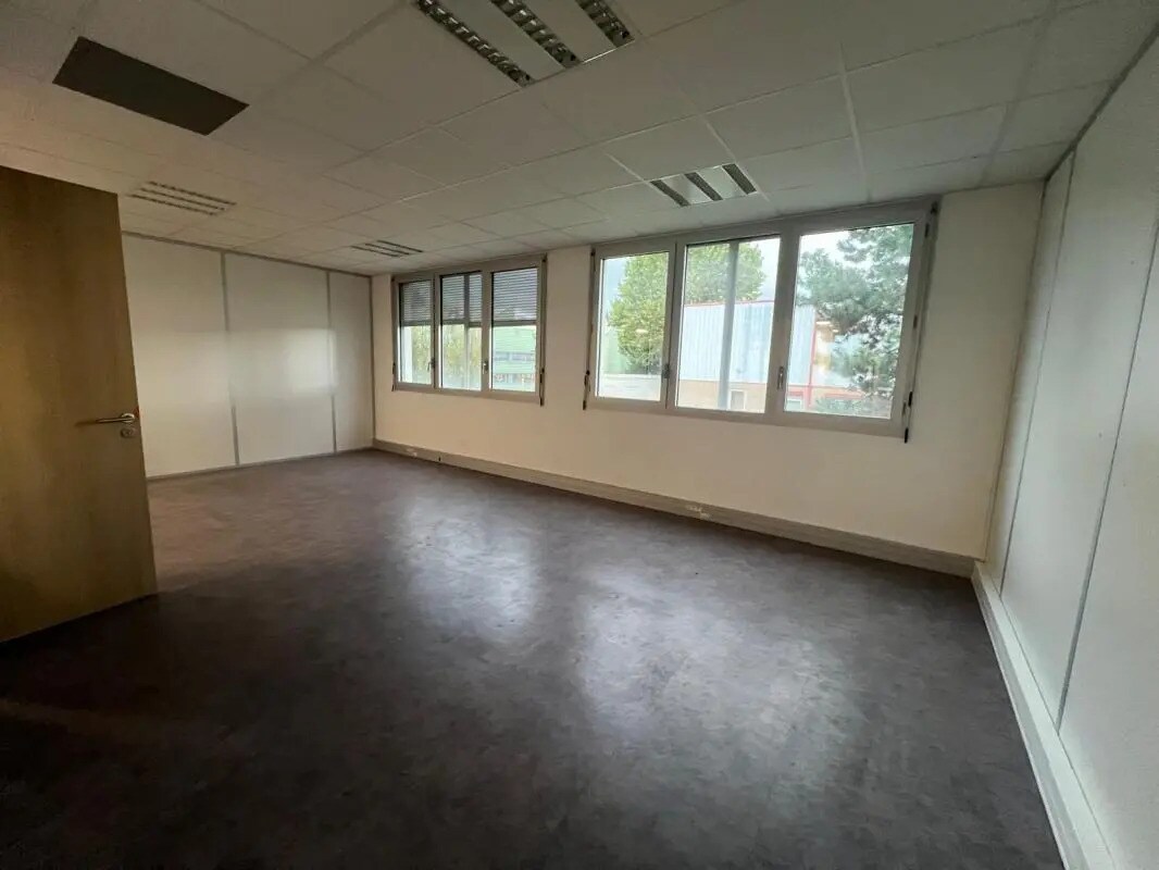 Office in Chassieu to rent Interior Photo- Image 1 of 3