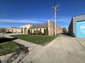 131 Garlisch Dr, Elk Grove Village, IL for rent Building Photo- Image 2 of 5