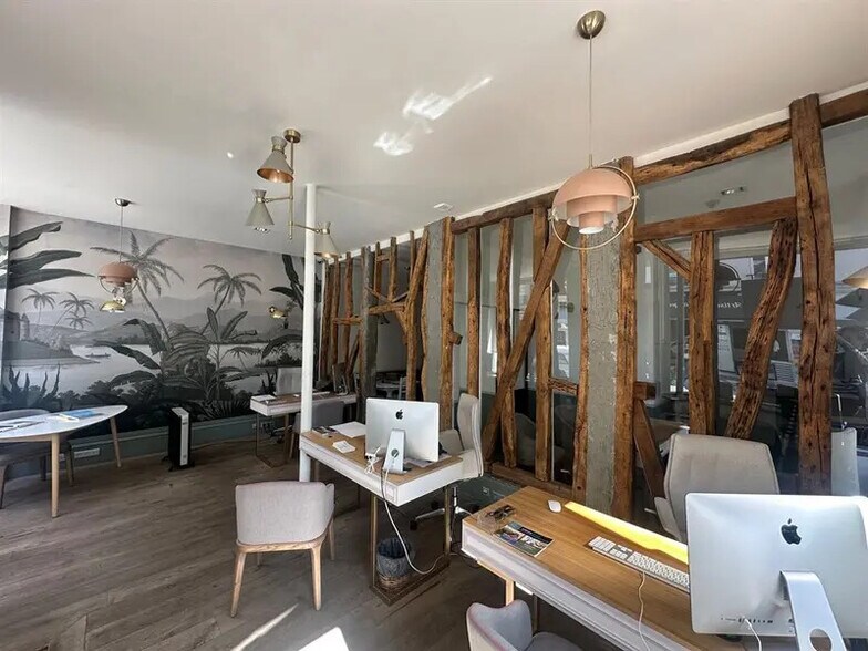 Retail in Paris to rent - Interior Photo - Image 2 of 3