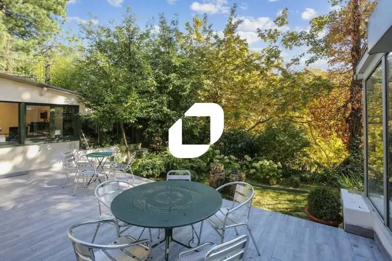 Office in Neuilly-sur-Seine to rent Building Photo- Image 1 of 7