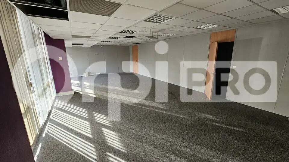 Office in Mérignac to rent - Interior Photo - Image 2 of 6