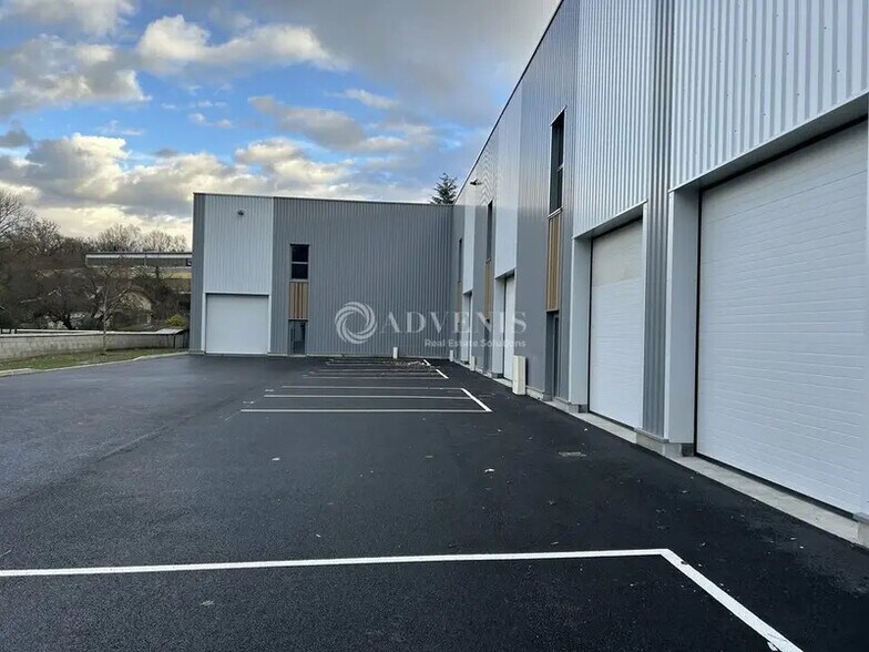 Light Industrial in Saint-Genis-Laval to rent - Building Photo - Image 3 of 9