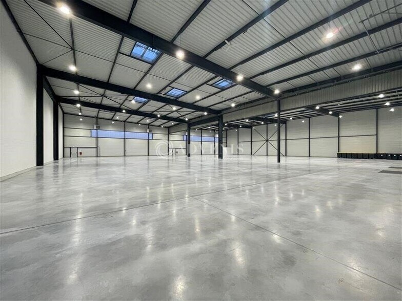 Industrial in Le Bourget to rent - Building Photo - Image 2 of 9