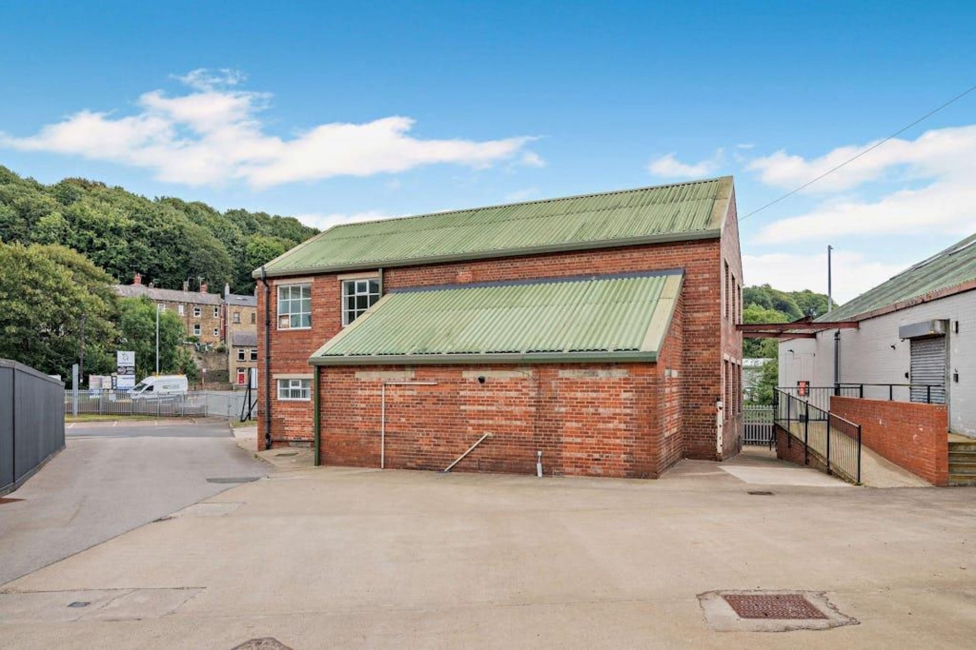 Elland Rd, Brighouse to rent Building Photo- Image 1 of 5