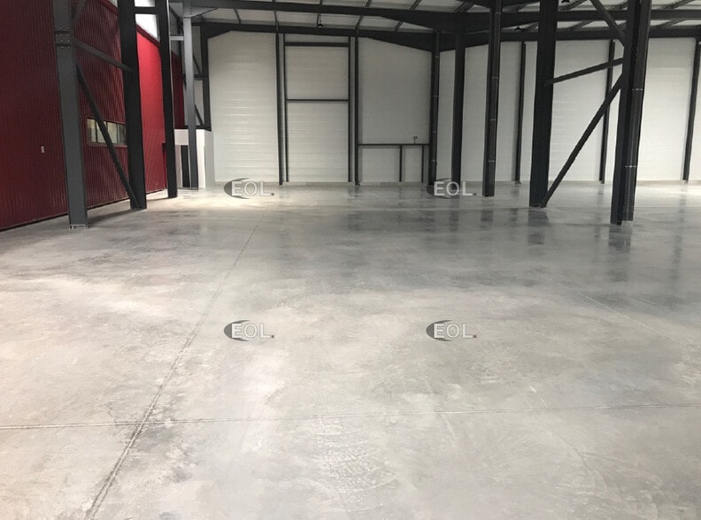 Light Industrial in Signes to rent - Interior Photo - Image 2 of 2