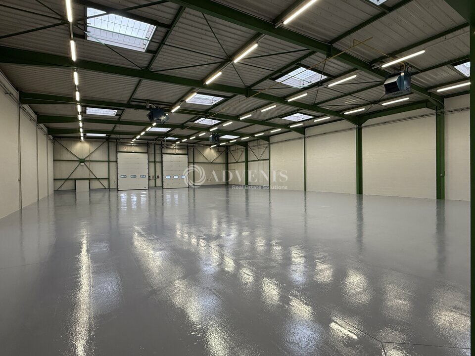 Light Industrial in Saint-Thibault-des-Vignes to rent Building Photo- Image 1 of 9