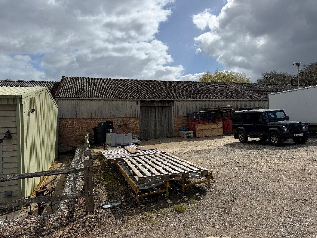 Units 1-3 Gate Street Yard, Guildford to rent Primary Photo- Image 1 of 3