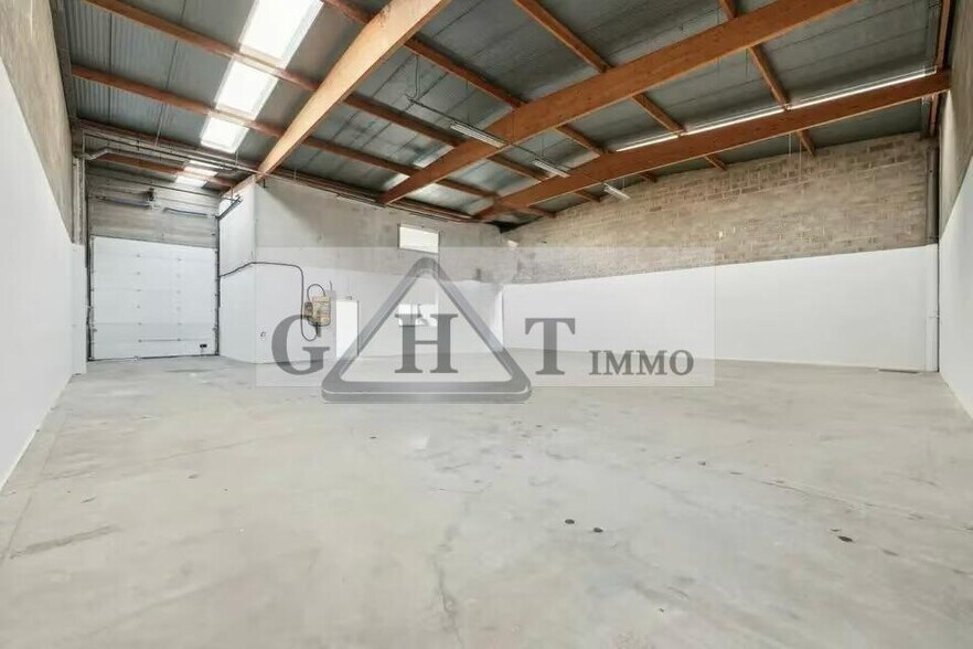 Industrial in Émerainville to rent - Interior Photo - Image 1 of 5