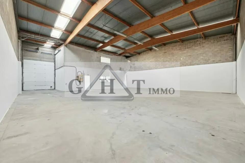 Industrial in Émerainville to rent Interior Photo- Image 1 of 6