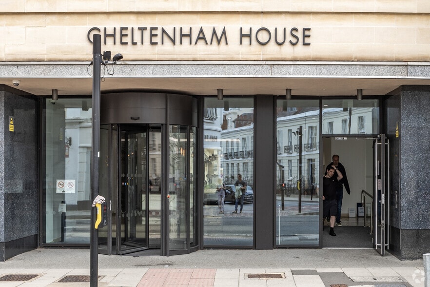 Clarence St, Cheltenham to rent - Building Photo - Image 3 of 3