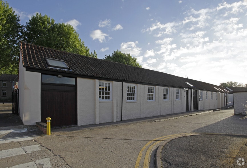 Bourne Rd, Crayford to rent - Primary Photo - Image 1 of 4
