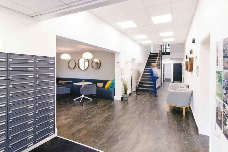 Alexandra Rd, Farnborough to rent - Lobby - Image 2 of 18