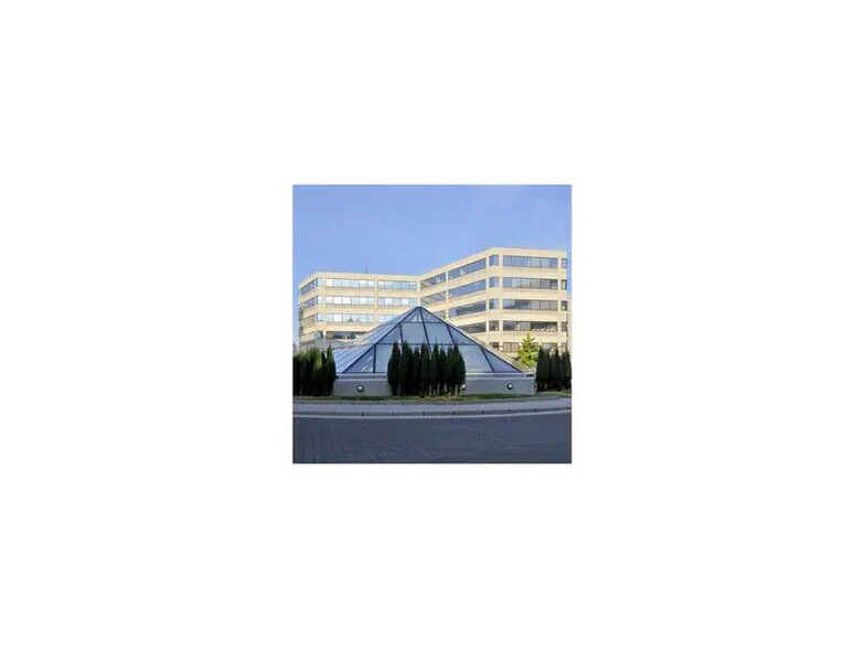 Office in Tremblay-en-France to rent - Building Photo - Image 3 of 4