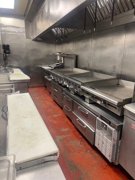 6606 N Sheridan Rd, Chicago, IL to rent - Interior Photo - Image 2 of 4