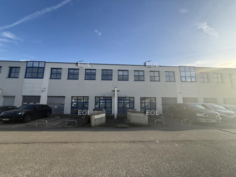Light Industrial in Croissy-Beaubourg for sale - Building Photo - Image 1 of 10