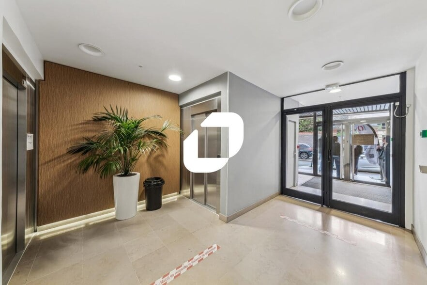 64-66 Rue Escudier, Boulogne-Billancourt to rent - Lobby - Image 3 of 21