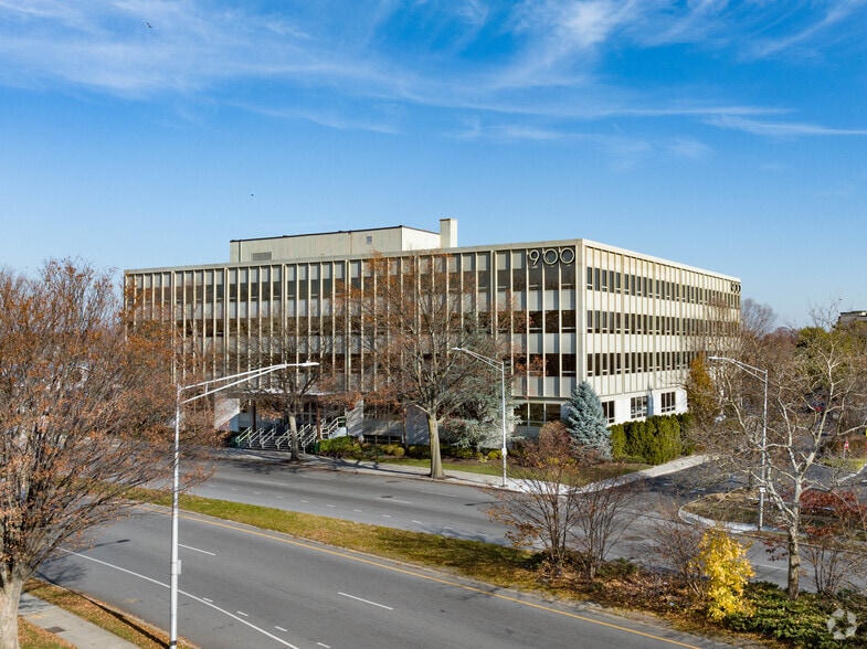 900 Merchants Concourse, Westbury, NY for rent - Building Photo - Image 1 of 8