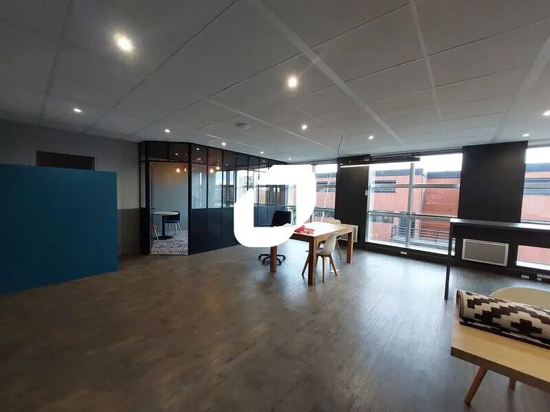 Office in Guyancourt to rent Interior Photo- Image 1 of 12