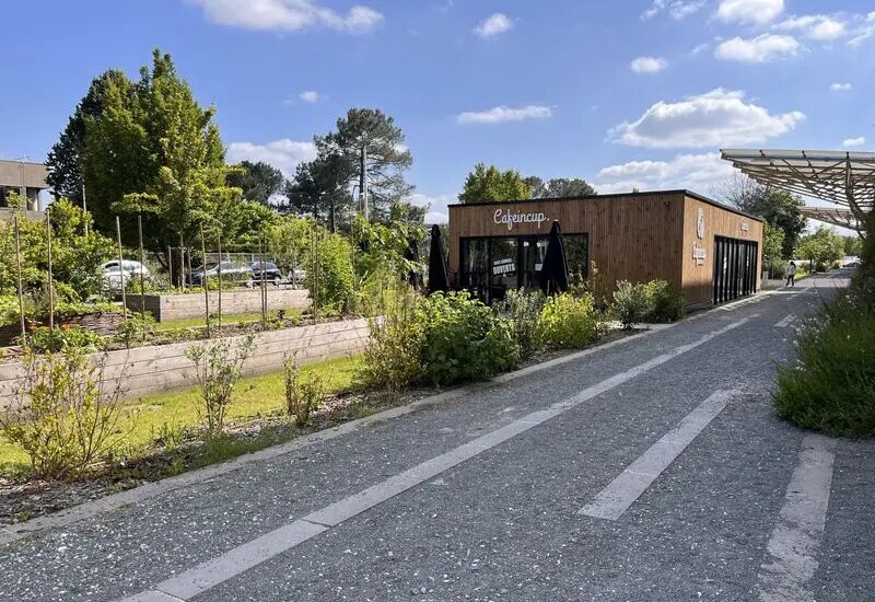 Retail in Pessac to rent - Building Photo - Image 3 of 4