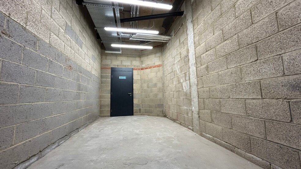 141-147 High St, Brentwood to rent - Interior Photo - Image 3 of 6