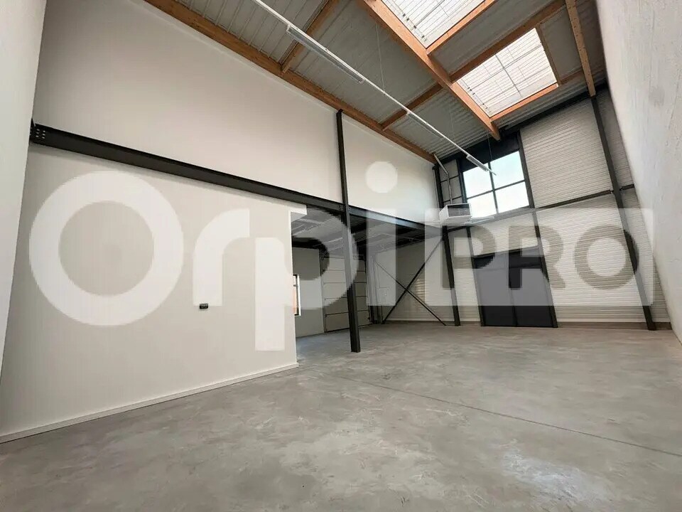 Light Industrial in Lieusaint to rent Interior Photo- Image 1 of 8