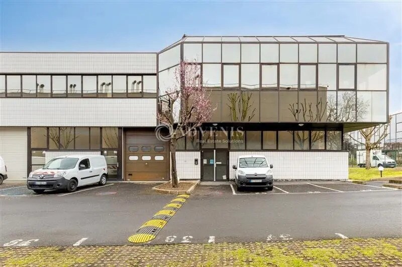 Light Industrial in Nanterre to rent - Building Photo - Image 2 of 4