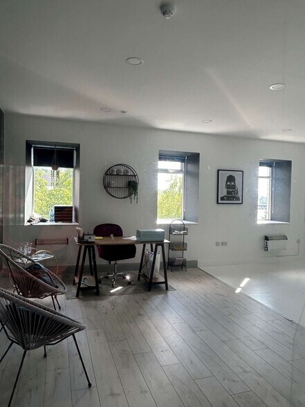 2 Distillery Brae, Londonderry for sale - Building Photo - Image 3 of 12