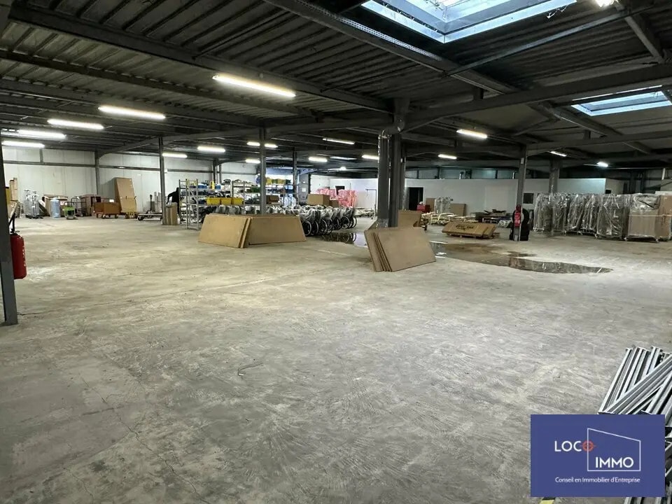 Location Entrepôt 1 200 m² - Photo 1