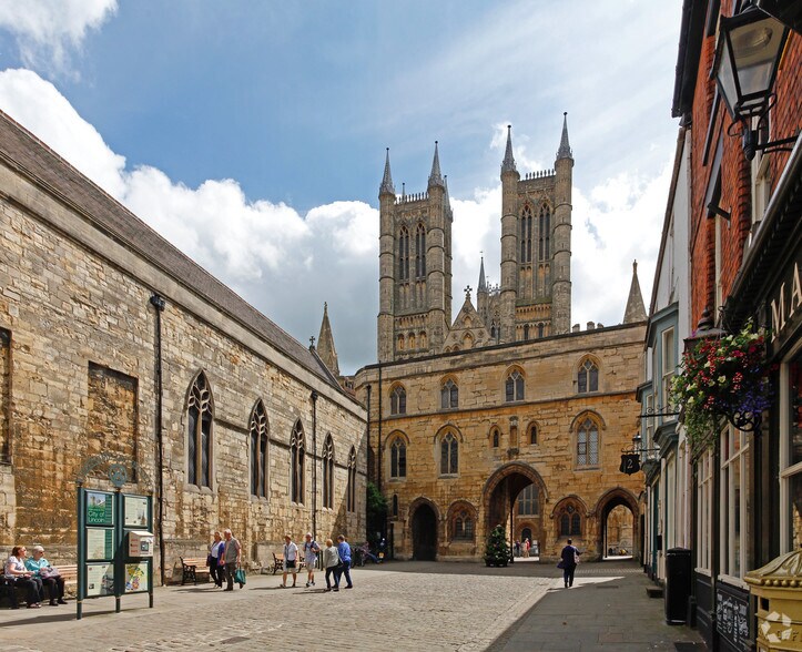 Minster Yard, Lincoln to rent - Building Photo - Image 2 of 6