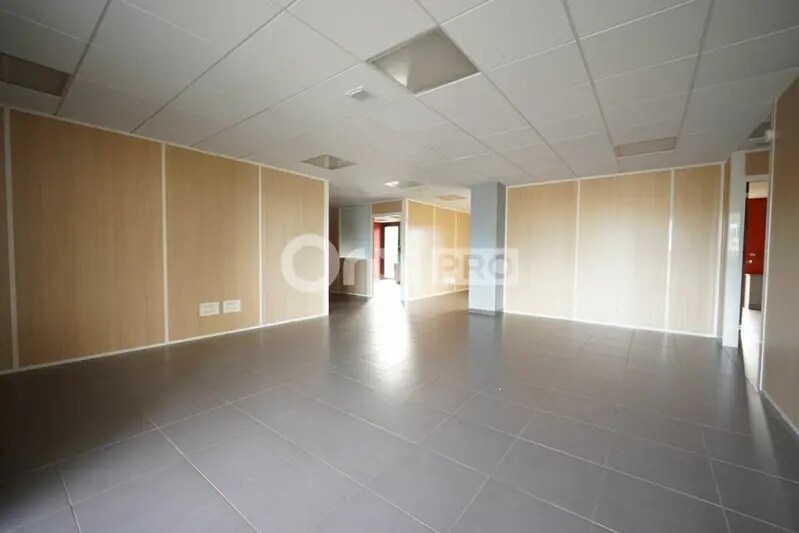 355 Rue Des Mercières, Rillieux-la-Pape to rent - Interior Photo - Image 2 of 6