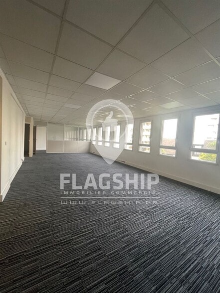 Office in Clichy to rent - Building Photo - Image 2 of 7