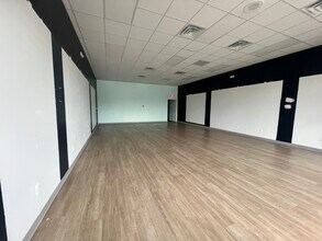 11-47 S Cass Lake Rd, Waterford, MI to rent Interior Photo- Image 1 of 3