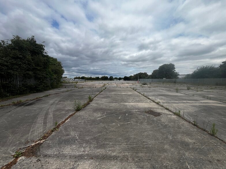 3/3A Quartermaster Road, Westbury to rent - Building Photo - Image 2 of 3