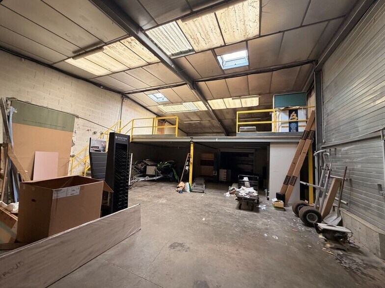 Light Industrial in Beynost to rent - Interior Photo - Image 2 of 4