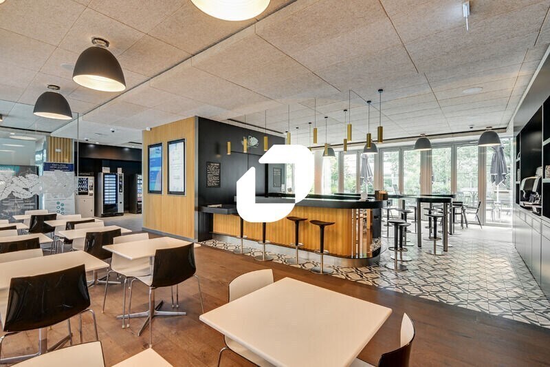 Office in Saint-Denis to rent - Building Photo - Image 2 of 14