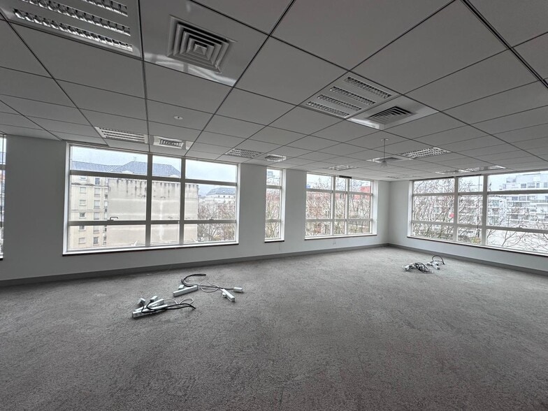 1 Rue Jacques Henri Lartigue, Issy-les-Moulineaux to rent - Interior Photo - Image 2 of 3