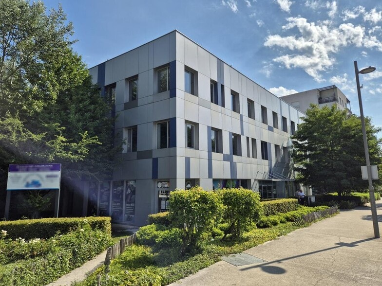 11 Boulevard Archimède, Champs-sur-Marne to rent - Building Photo - Image 3 of 14