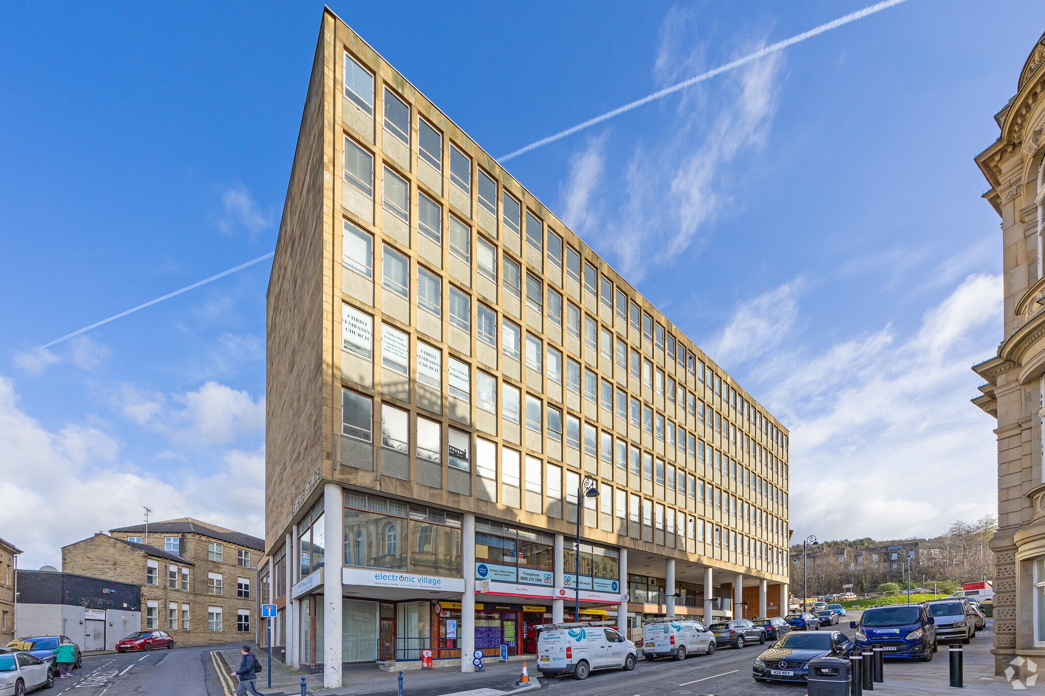 Wakefield Rd, Dewsbury to rent Primary Photo- Image 1 of 6