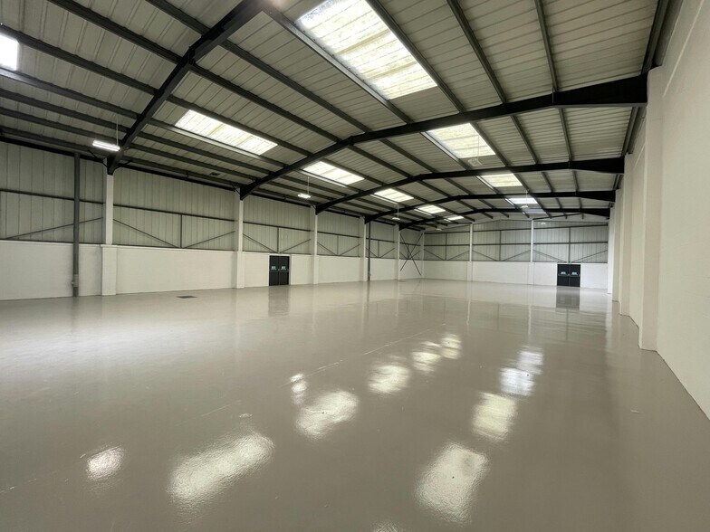 1-3 Farmbrough Clos, Aylesbury to rent - Building Photo - Image 3 of 18