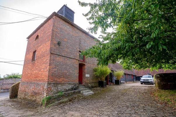 Peper Harow, Godalming to rent Building Photo- Image 1 of 14