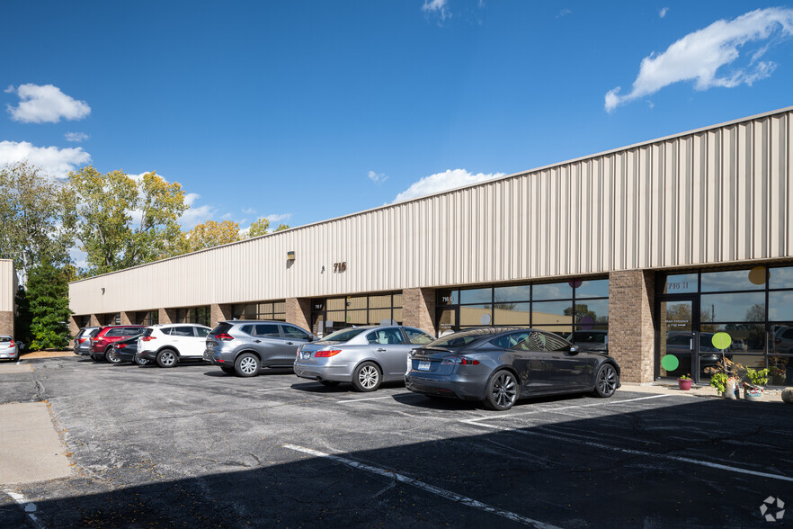 716 Crown Industrial Ct, Chesterfield, MO for rent - Building Photo - Image 1 of 4