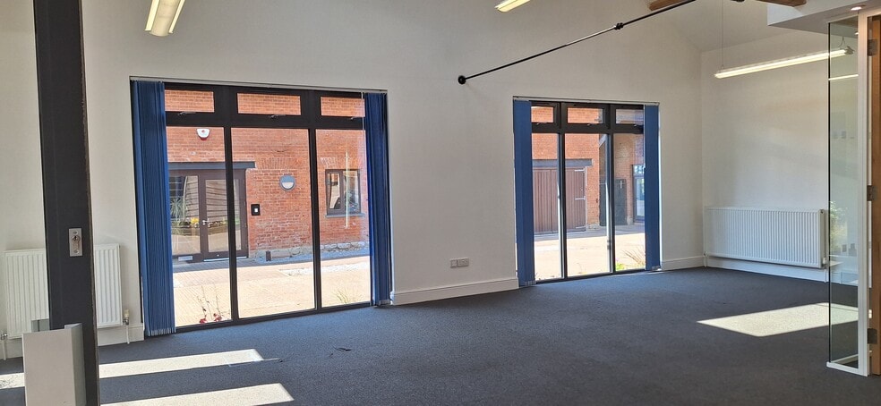 The Courtyard, Woodbury to rent - Interior Photo - Image 3 of 9