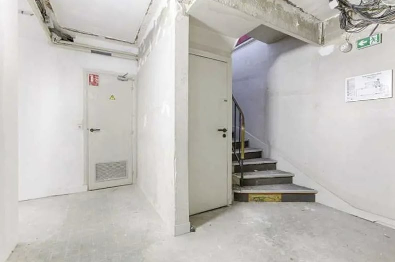 Retail in Paris to rent Interior Photo- Image 1 of 2